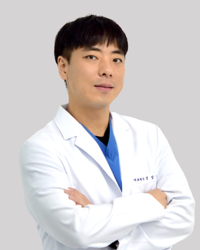 노블이야기방 이준영 원장 프로필 - 보건복지부 인증 작은 공간악안면외과 전문의, 전남대학교 이야기방대학이야기 공간 인턴·레지던트